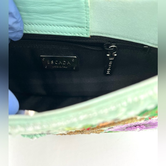An elegant Escada, hand-sewn, embroidered handbag, using high quality 100% silk. - Picture 9 of 13
